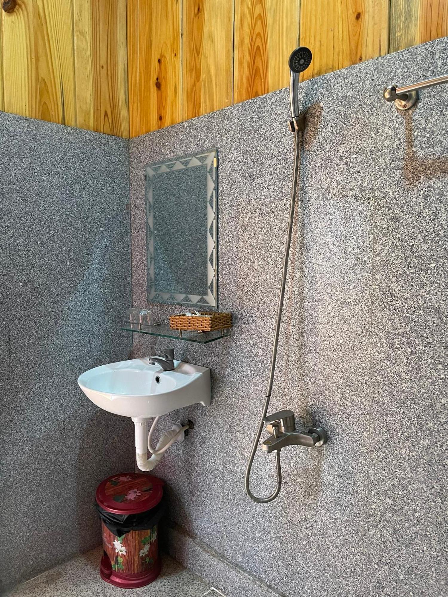 Hotel Khach San Huong Xua Hà Tiên Esterno foto